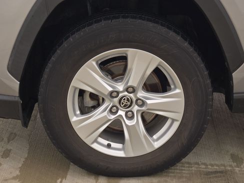 Used 2021 Toyota RAV4 XLE w/ Convenience Package FWD image 11