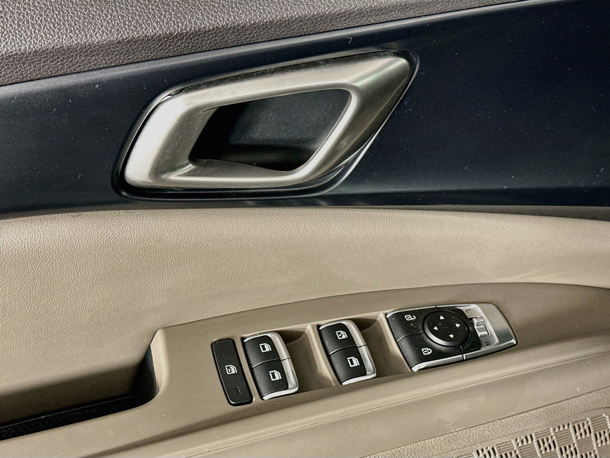 Used 2025 Kia Carnival FWD image 15
