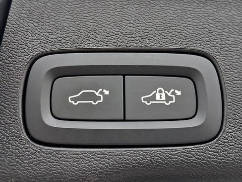 Certified 2025 Volvo XC60 B5 Plus w/ Protection Package Premier AWD/4WD image 28