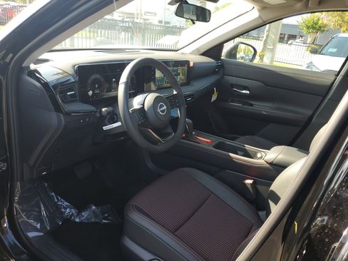 New 2025 Nissan Kicks SR image 9