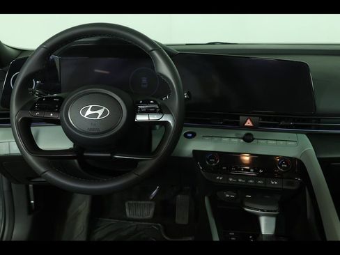 Used 2025 Hyundai Elantra Limited FWD image 15
