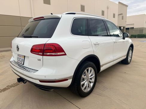 Used 2016 Volkswagen Touareg Sport image 5