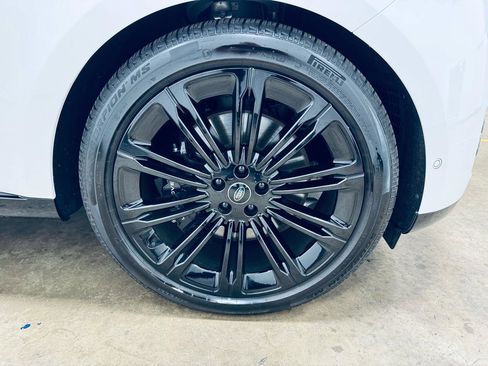 Used 2025 Land Rover Range Rover Long Wheelbase SE image 11