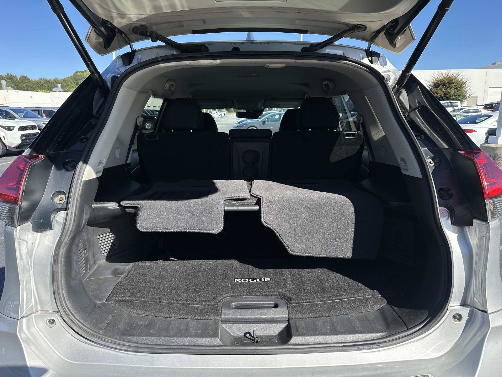 Used 2019 Nissan Rogue SV FWD image 9