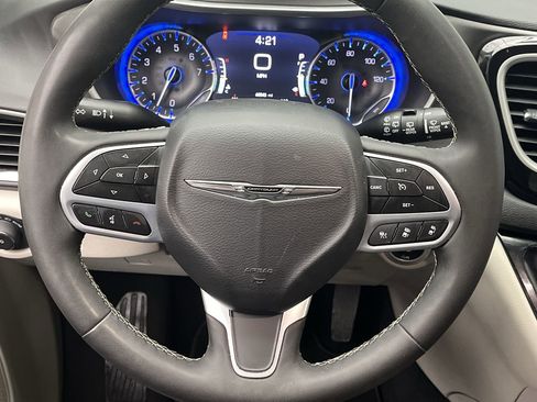 Used 2024 Chrysler Pacifica Touring-L image 15