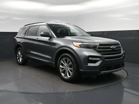 Used 2023 Ford Explorer XLT w/ Equipment Group 202A AWD/4WD image 9