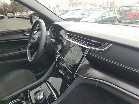 Used 2023 Jeep Grand Cherokee Altitude image 11