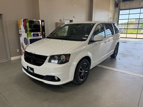 Used 2018 Dodge Grand Caravan SE FWD image 2
