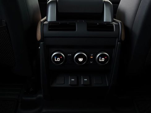 Used 2023 Land Rover Defender 110 X-Dynamic SE AWD/4WD image 13