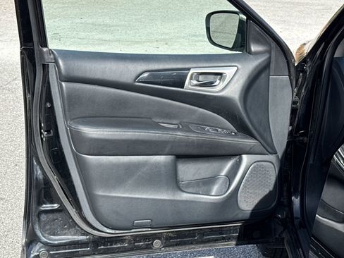 Used 2020 Nissan Pathfinder S image 10