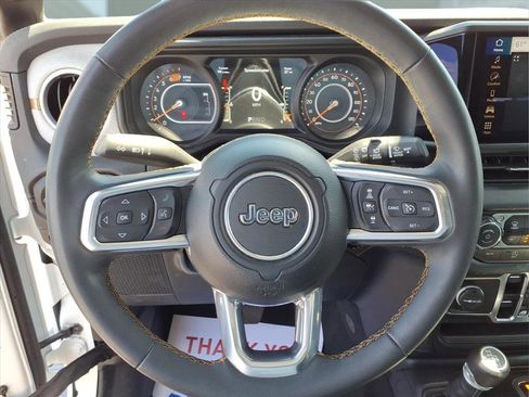 Used 2025 Jeep Wrangler Unlimited Sahara AWD/4WD image 12