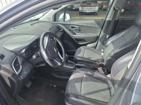 Used 2019 Chevrolet Trax LT w/ LT Convenience Package image 14