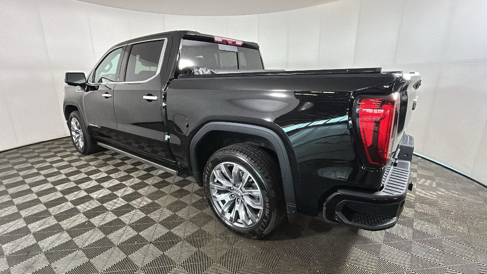 Used 2024 GMC Sierra 1500 Denali w/ Denali Reserve Package AWD/4WD image 5