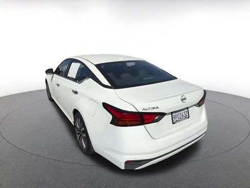 Used 2025 Nissan Altima 2.5 SV FWD image 11
