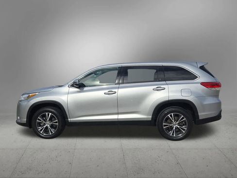 Used 2019 Toyota Highlander LE image 3