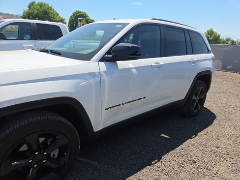 Used 2025 Jeep Grand Cherokee Altitude AWD/4WD image 10
