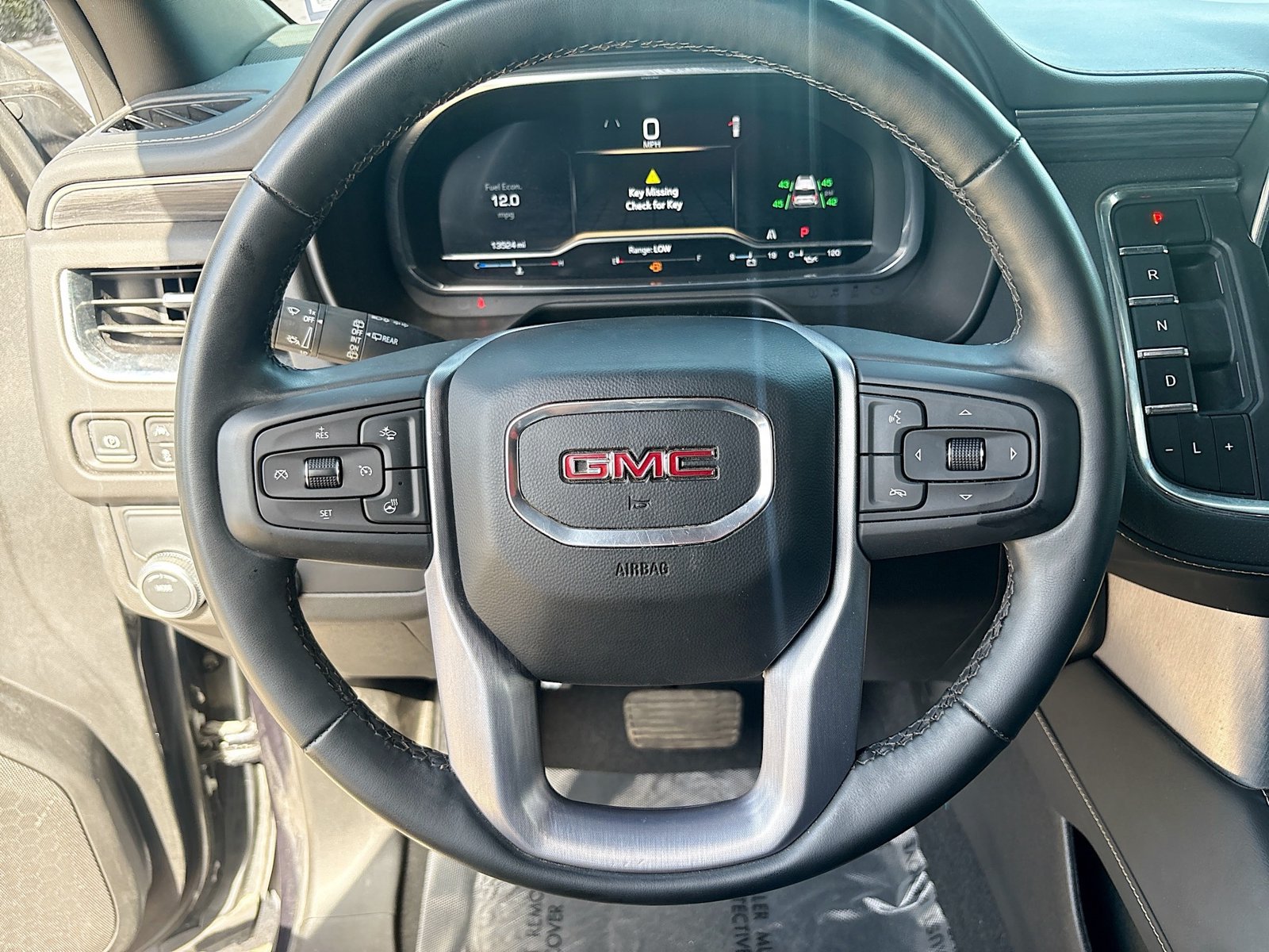 Used 2024 GMC Yukon SLT w/ SLT Luxury Package RWD image 11