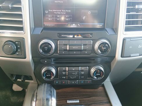 Used 2015 Ford F150 Lariat w/ Equipment Group 502A Luxury image 18