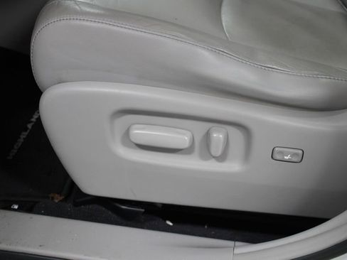 Used 2012 Toyota Highlander SE image 16