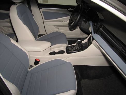 Used 2025 Volkswagen Jetta SE FWD image 20