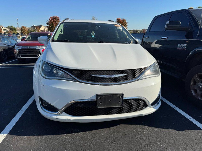 Used 2020 Chrysler Pacifica Touring-L FWD image 3