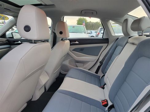 Certified 2025 Volkswagen Jetta SE w/ Sunroof Package image 7