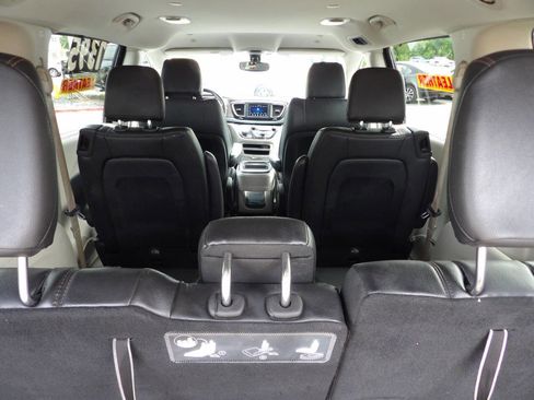 Used 2019 Chrysler Pacifica Touring-L FWD image 5
