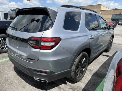 Used 2025 Honda Pilot Sport image 7