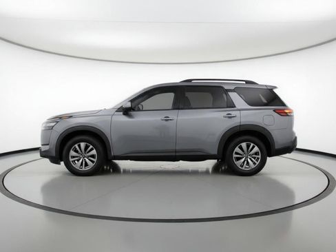 Used 2025 Nissan Pathfinder SV image 3