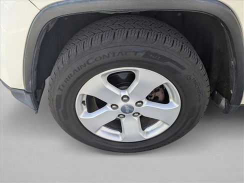 Used 2011 Jeep Grand Cherokee Laredo image 24