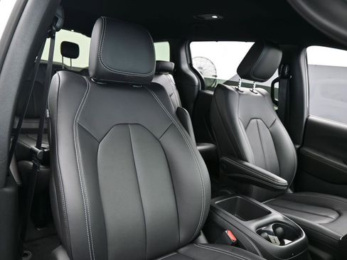 Used 2026 Chrysler Voyager LX image 41