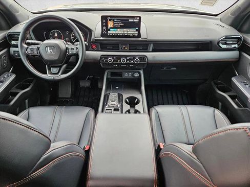 Used 2025 Honda Pilot TrailSport image 19