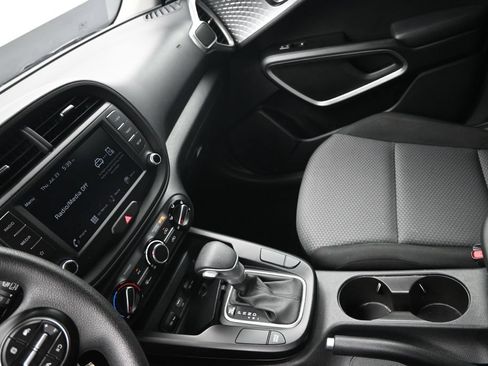 Used 2025 Kia Soul LX w/ LX Technology Package FWD image 17