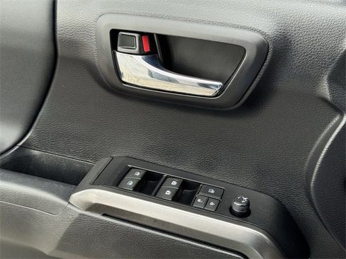 Used 2020 Toyota Tacoma TRD Sport w/ Technology Package image 24