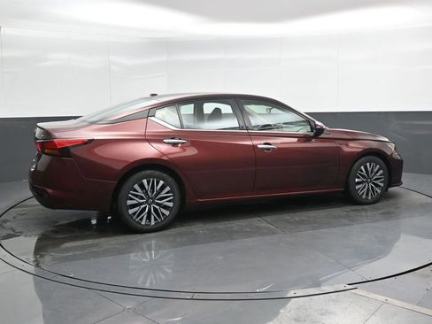 Used 2023 Nissan Altima 2.5 SV image 3