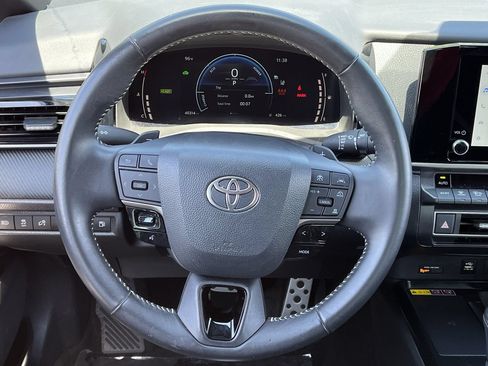 Used 2025 Toyota Camry SE FWD image 11