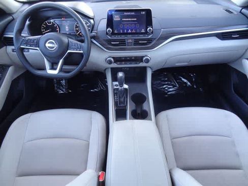 Used 2025 Nissan Altima 2.5 SV FWD image 12
