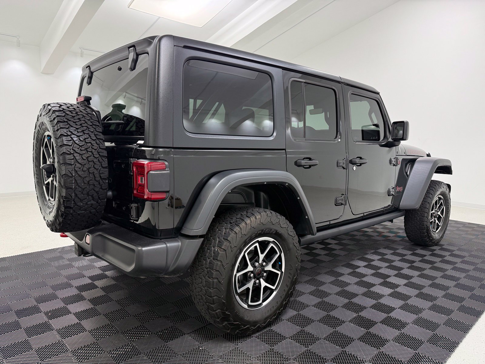 Used 2024 Jeep Wrangler Unlimited Rubicon w/ Technology Group AWD/4WD image 6