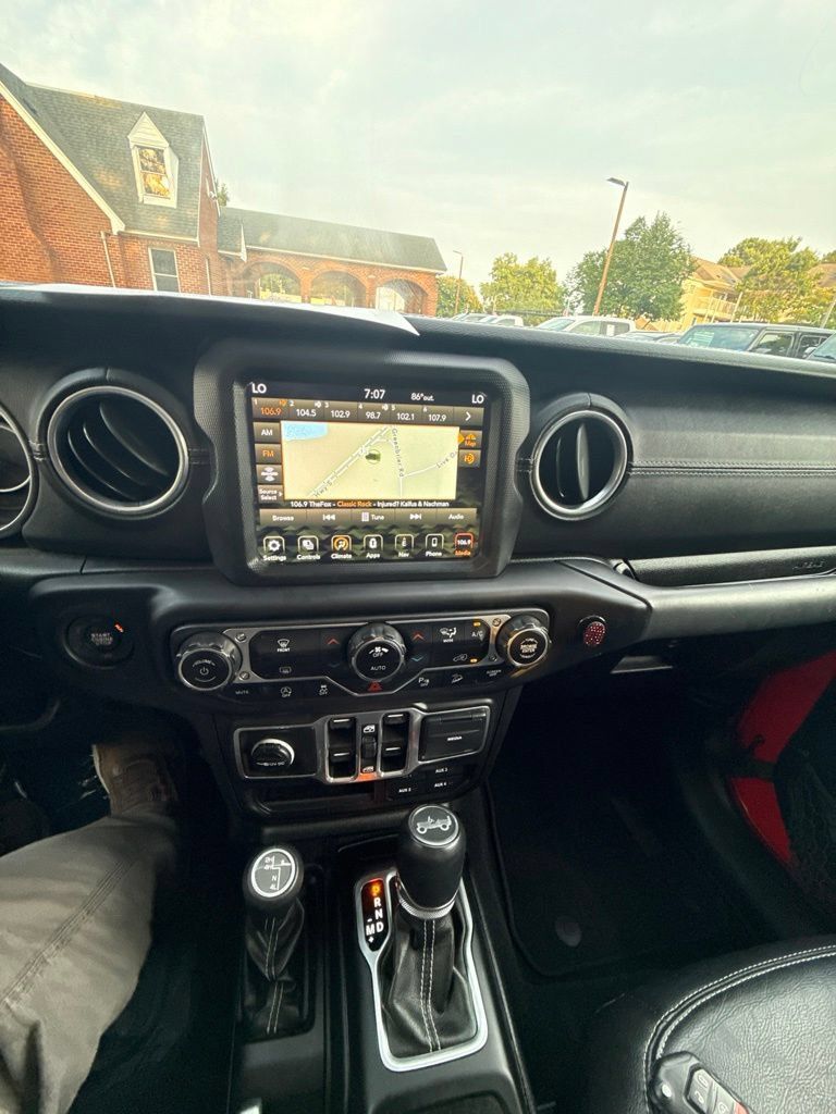 Used 2018 Jeep Wrangler Unlimited Sahara AWD/4WD image 19