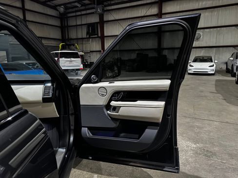 Used 2020 Land Rover Range Rover HSE image 24