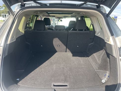 Used 2025 Nissan Rogue SV image 8