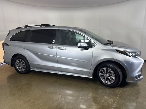 Used 2025 Toyota Sienna XLE w/ XLE Plus Package AWD/4WD image 9