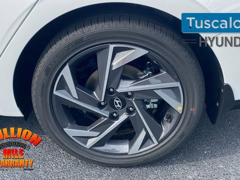 New 2025 Hyundai Elantra Limited image 12