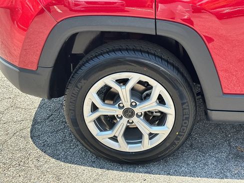 Used 2025 Jeep Compass Latitude AWD/4WD image 17