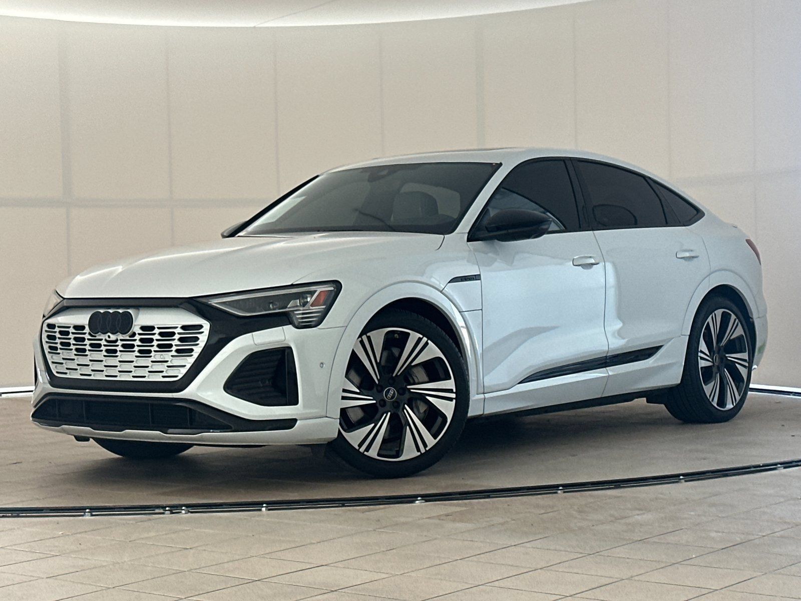 Used 2024 Audi Q8 e-tron Prestige w/ Prestige Package AWD/4WD image 2
