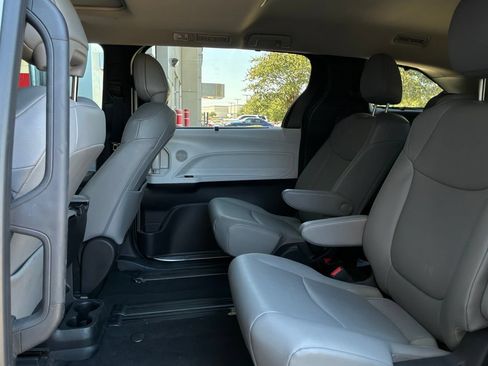 Used 2026 Toyota Sienna XLE FWD image 12