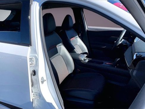 Certified 2025 Nissan Kicks SR image 27