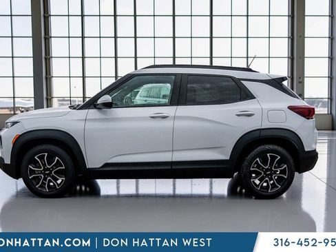 Used 2023 Chevrolet TrailBlazer ACTIV w/ Sun and Liftgate Package FWD image 2