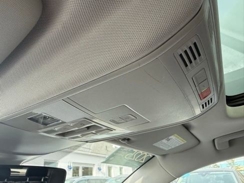 Certified 2025 Volkswagen Taos SE w/ Panoramic Sunroof Package image 29