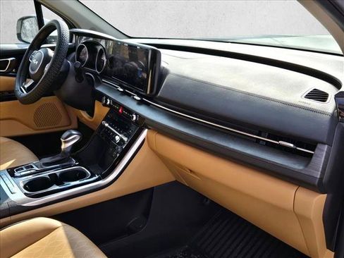 Used 2024 Kia Carnival EX image 18